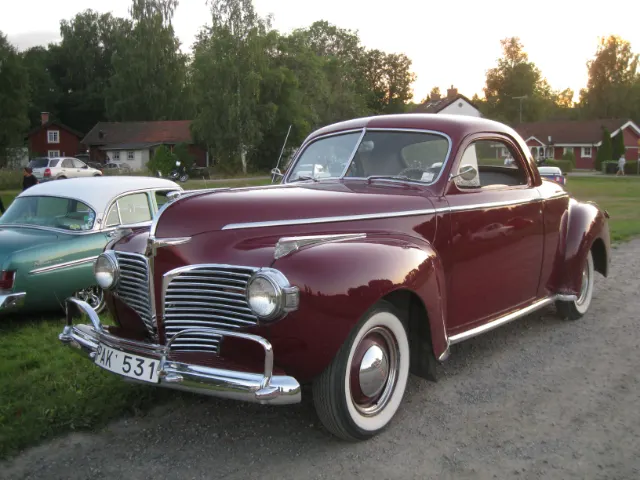 Svalbo Cafe Bergslagens snyggaste bil – bild 7 av 14 (Järle, 27 aug. 2026) USA-bilar på Jalopy