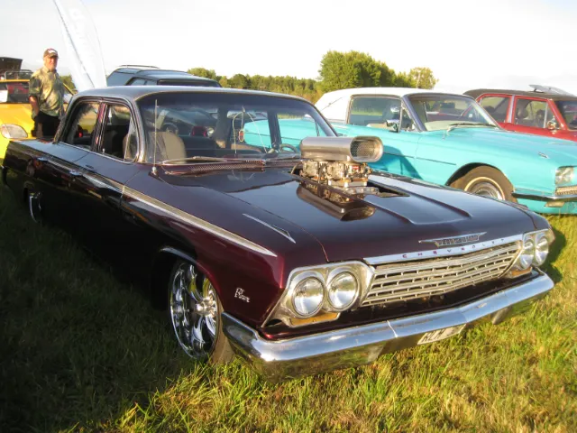 Svalbo Cafe Bergslagens snyggaste bil – bild 4 av 6 (Järle, 27 aug. 2026) USA-bilar på Jalopy