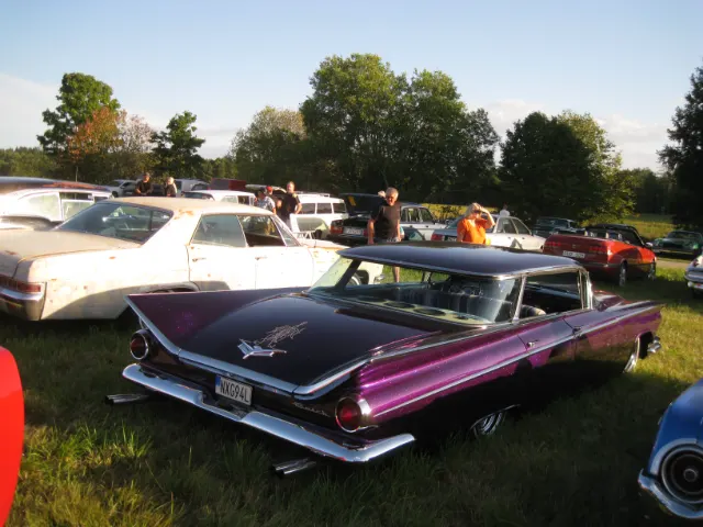Svalbo Cafe Bergslagens snyggaste bil – bild 2 av 6 (Järle, 27 aug. 2026) USA-bilar på Jalopy