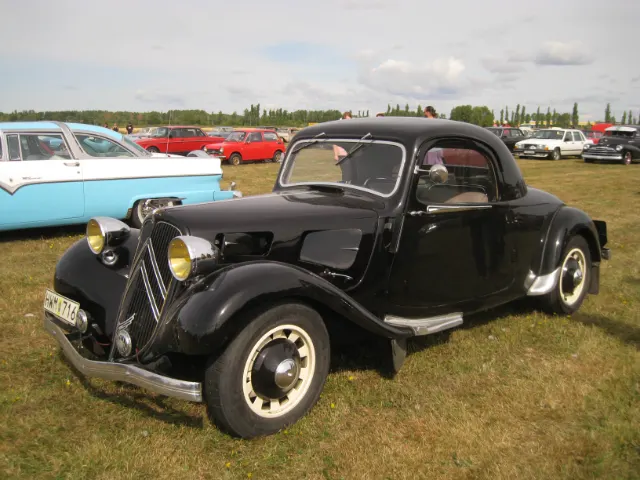 Eskilstuna veterandag – bild 8 av 14 (Ekebyvägen, 23 aug. 2026) USA-bilar på Jalopy