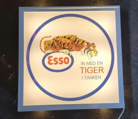 Stort "ESSO" Lysskylt till salu i Säffle – bild 1 av 4