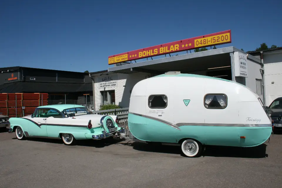 Ford 1956 Ford Fairlane Victoria med Fairägg Husvagn Opio till salu i Nybro – bild 1 av 8