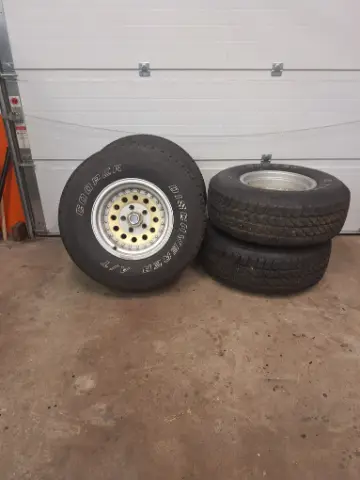 Däck med fälgar, 4 st. 