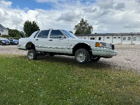 Lincoln Lincoln Town Car  till salu i Hörby – bild 2 av 8